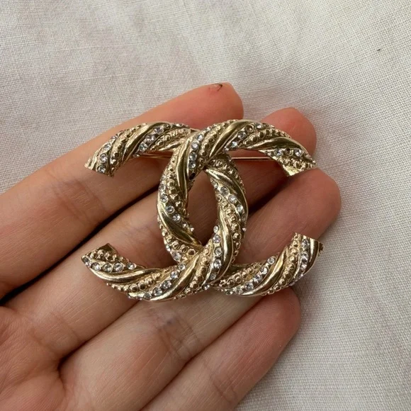 CHANEL Twisted Gold and Silver Brooch - Picture 3 of 10